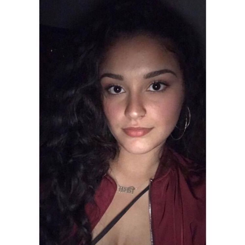 Meet your Posher, Larissa